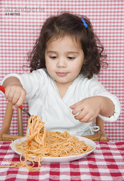 jung  Spaghetti  essen  essend  isst  Mädchen