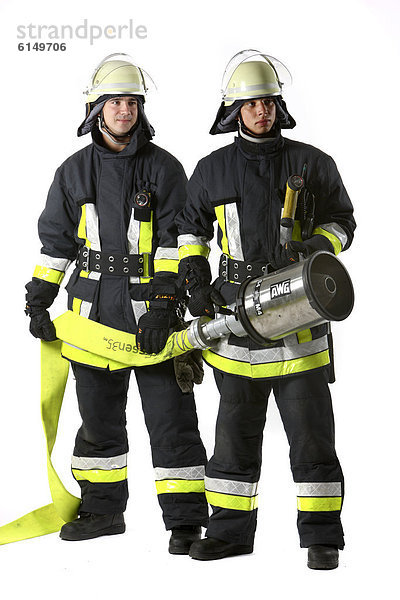 Feuerwehrmänner  Löschtrupp mit Schaumrohr zum Löschen von Flüssigkeitsbränden  Berufsfeuerwehr Essen  Essen  Nordrhein-Westfalen  Deutschland  Europa