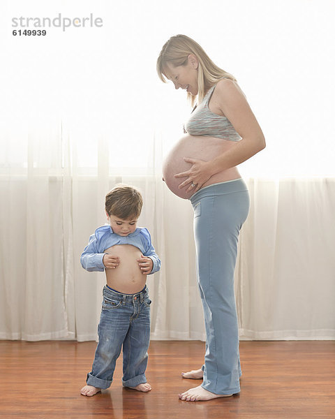 Europäer  Junge - Person  Imitation  Schwangerschaft  Mutter - Mensch