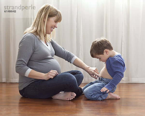 sitzend  Europäer  Boden  Fußboden  Fußböden  Sohn  Schwangerschaft  Mutter - Mensch