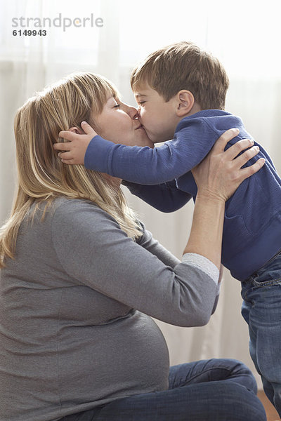 Europäer  Sohn  küssen  Schwangerschaft  Mutter - Mensch