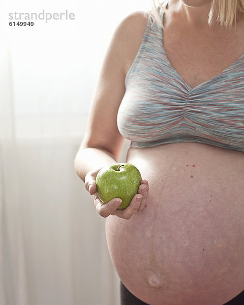 Europäer Frau grün halten Schwangerschaft Apfel