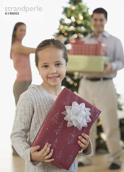 Portrait Hispanier halten Mädchen Weihnachtsgeschenk