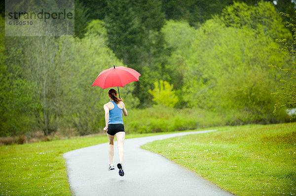 Regenschirm  Schirm  Fernverkehrsstraße  Training  mischen  Läufer  Mixed