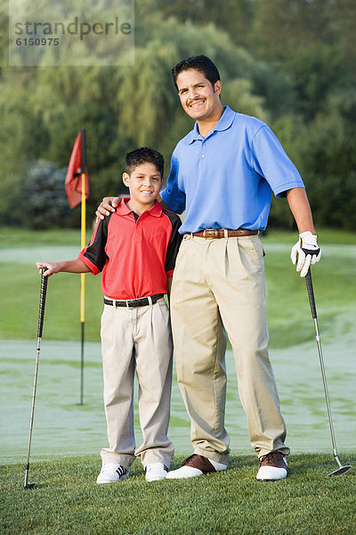 umarmen  Menschlicher Vater  Sohn  Hispanier  Golfsport  Golf  Kurs