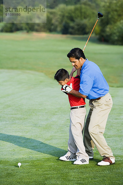 Menschlicher Vater  Sohn  Hilfe  Hispanier  Spiel  Golfsport  Golf