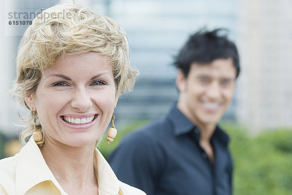 Außenaufnahme  Frau  lächeln  Mittelpunkt  Erwachsener  freie Natur