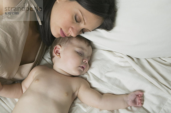 Hispanier  Bett  schlafen  Mutter - Mensch  Baby
