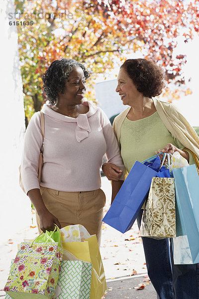 Senior Senioren Frau tragen Tasche kaufen