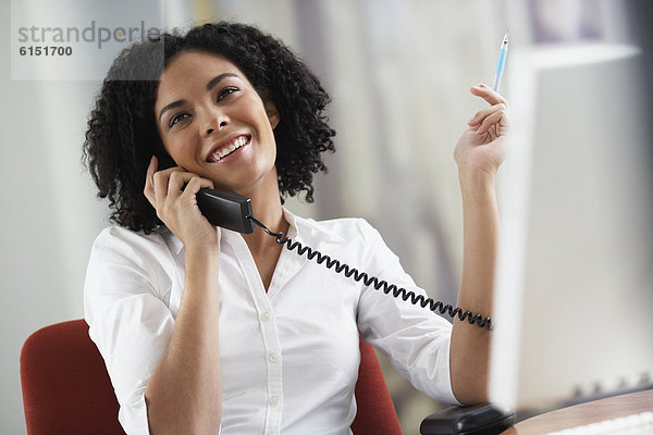 Geschäftsfrau  sprechen  Telefon