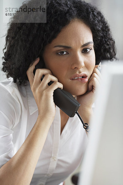 Geschäftsfrau  sprechen  Telefon mund