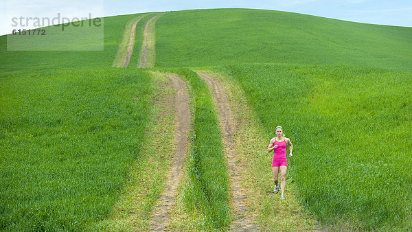 Europäer  Frau  Weg  rennen  Feld