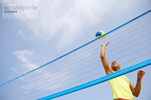 Mann  Hispanier  Volleyball  spielen