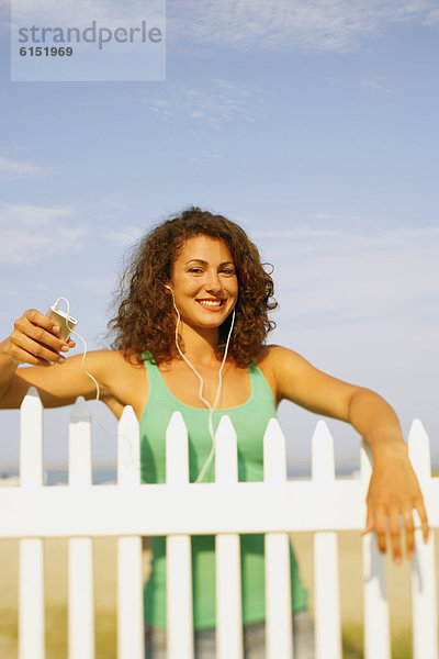 Junge Frau mit einem MP3 Player