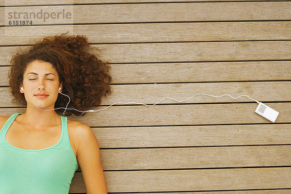 Junge Frau mit einem MP3 Player