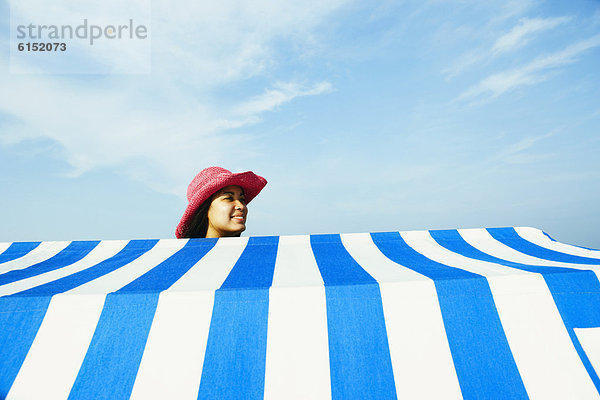 hinter  stehend  Frau  Strand  schattig  Hispanier  Sonne