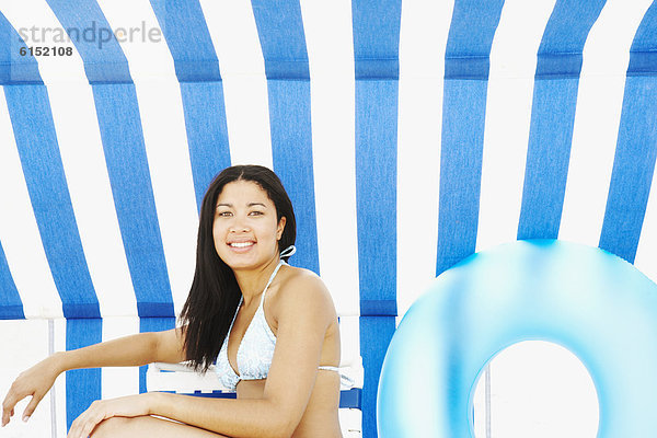 sitzend  Frau  Strand  schattig  Hispanier  unterhalb  Sonne