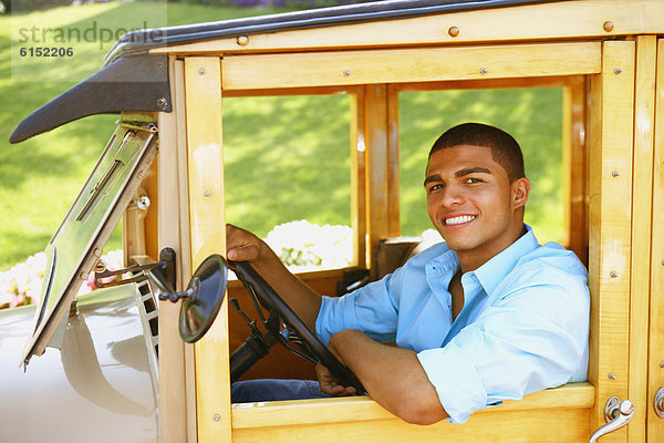 Mann Auto fahren Hispanier Mode alt