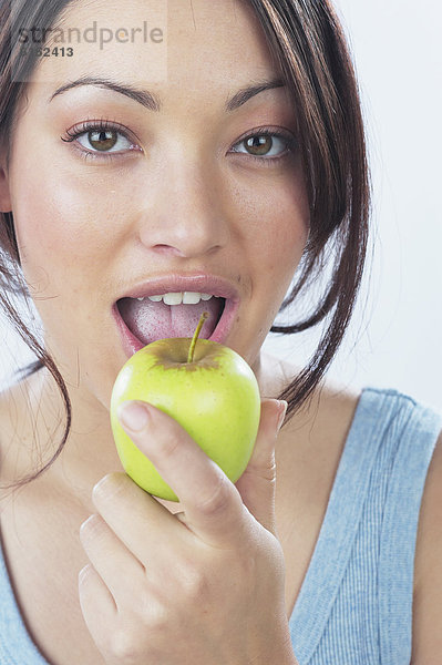 junge Frau Essen apple