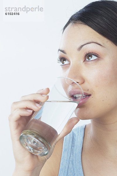 Junge Frau trinkt Wasser