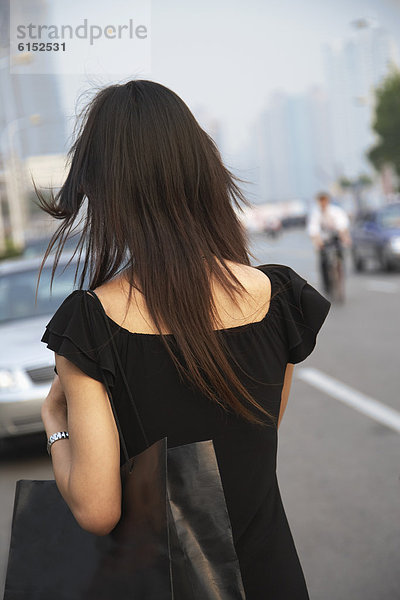 Frau  tragen  Tasche  Straße  kaufen