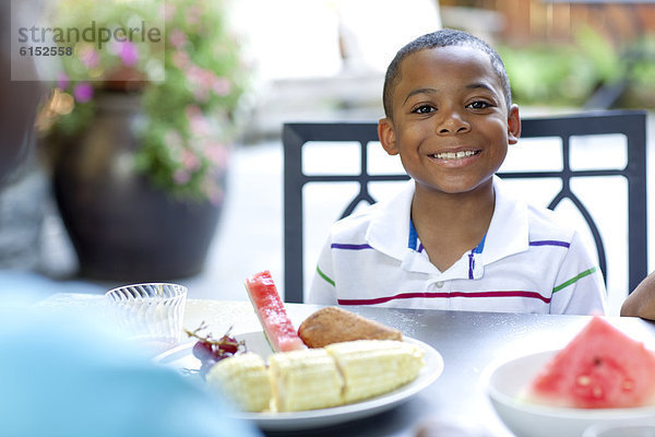 Außenaufnahme Junge - Person amerikanisch Mittagessen freie Natur