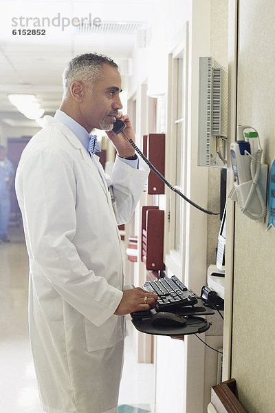 benutzen  sprechen  Arzt  Krankenhaus  Telefon  Gerät  amerikanisch