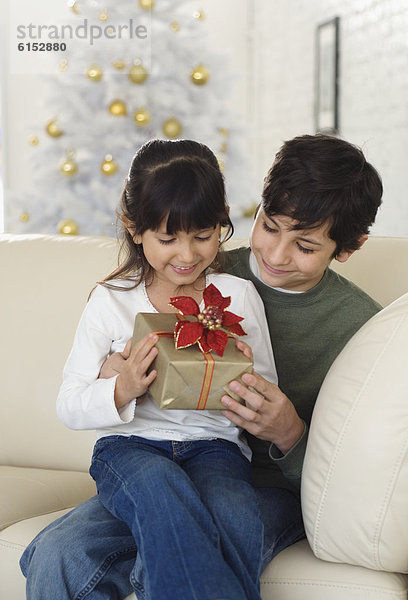 Bruder Schwester Hispanier halten Weihnachtsgeschenk