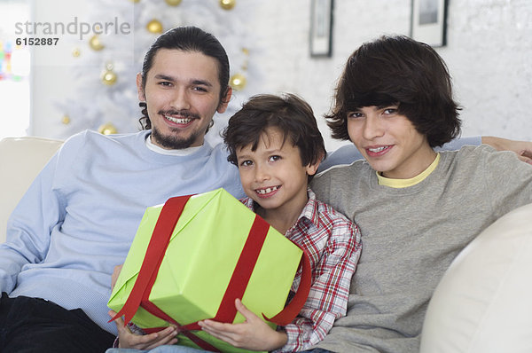 Bruder Hispanier halten Weihnachtsgeschenk