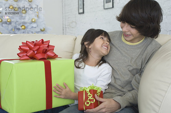 Bruder Schwester Hispanier geben Weihnachtsgeschenk