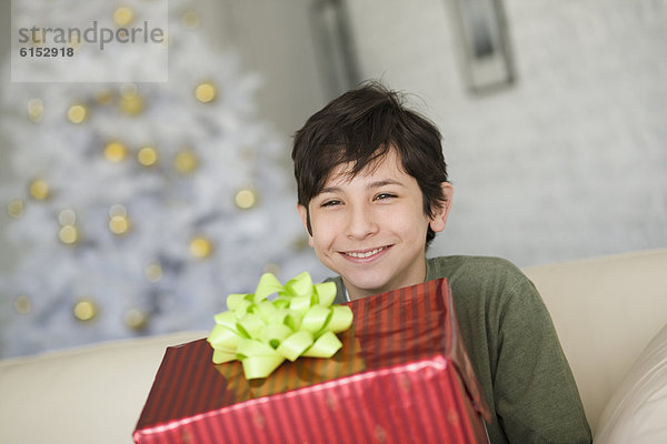 Junge - Person Hispanier halten Weihnachtsgeschenk