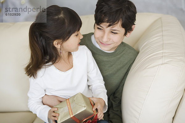 Bruder Schwester Hispanier halten Weihnachtsgeschenk