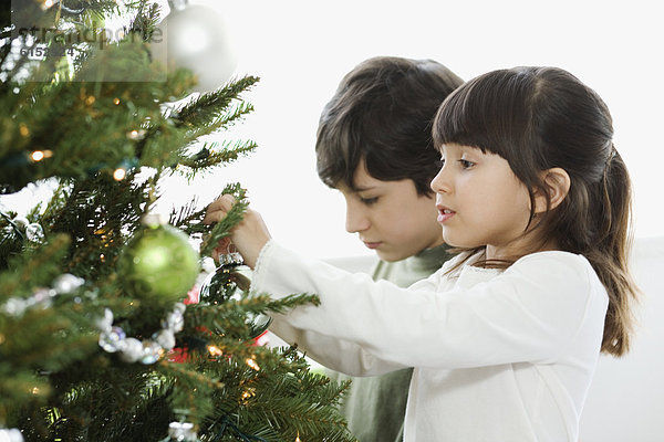 Bruder  Schwester  Baum  Hispanier  Weihnachten  schmücken