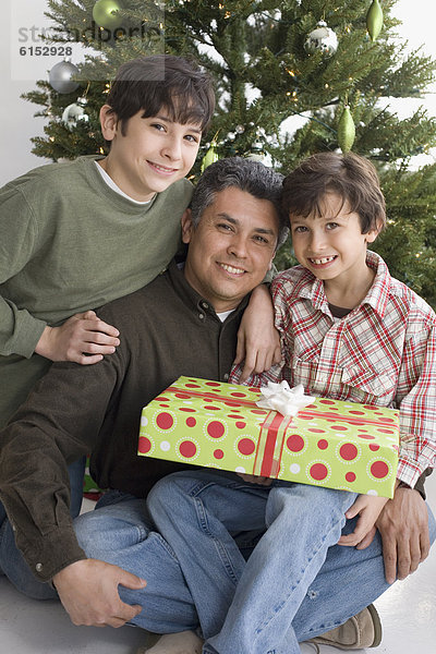 Menschlicher Vater  Sohn  Hispanier  Weihnachten