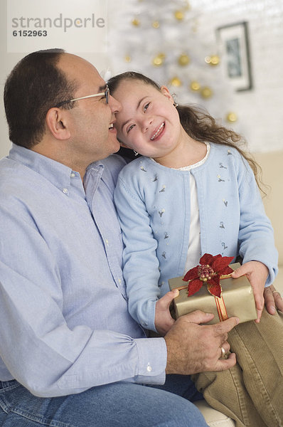 Geschenk  geben  Hispanier  Enkeltochter  Großvater