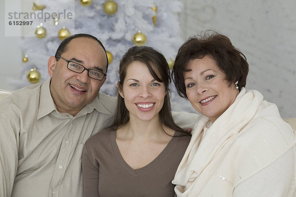 Baum  Menschliche Eltern  Hispanier  Weihnachten  Tochter  Erwachsener