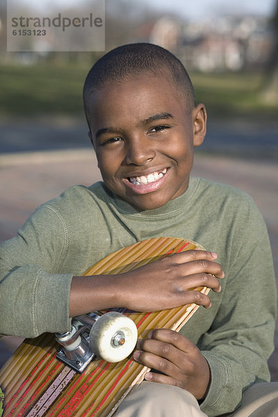 Junge - Person  halten  Skateboard