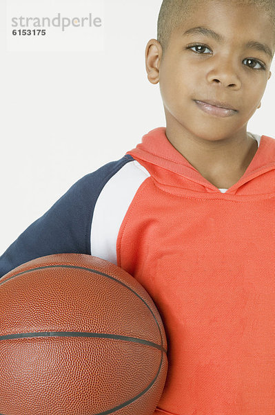 Junge - Person  halten  Basketball