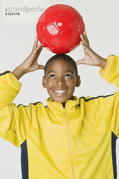 Junge - Person halten Fußball Ball Spielzeug