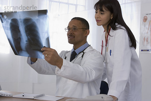 sehen  Arzt  Röntgenbild  multikulturell