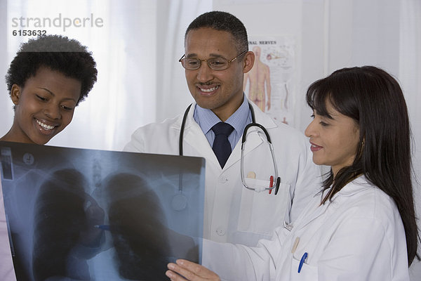 Patientin  sehen  Arzt  Röntgenbild  multikulturell