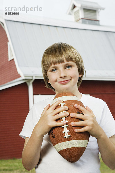 Junge - Person  halten  Bauernhof  Hof  Höfe  Football