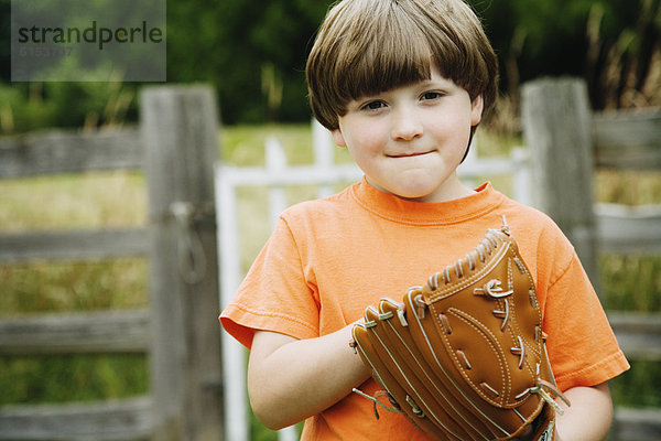 Boy wearing Baseball-Handschuh