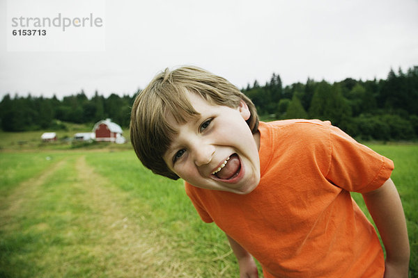 lachen  Junge - Person  Bauernhof  Hof  Höfe  Feld