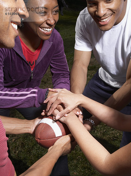 Freundschaft  multikulturell  Football  spielen