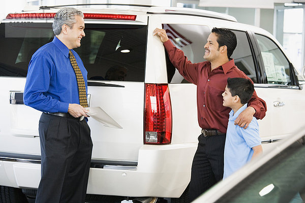 Verkäufer  sprechen  Menschlicher Vater  Sohn  Auto  Hispanier