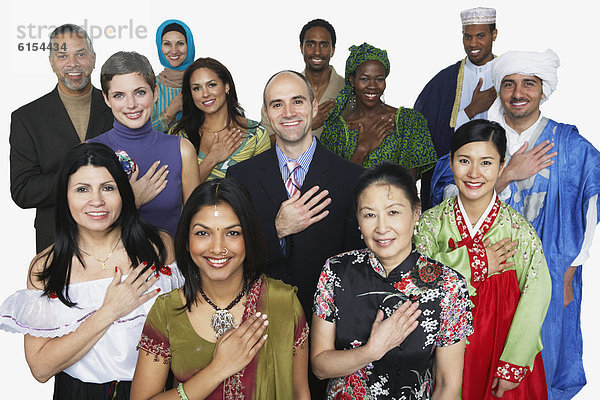 Mensch  Menschen  Tradition  halten  Menschliche Hand  Menschliche Hände  herzförmig  Herz  multikulturell  Kleid