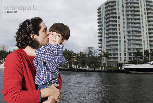 Außenaufnahme  umarmen  Menschlicher Vater  Sohn  Hispanier  freie Natur