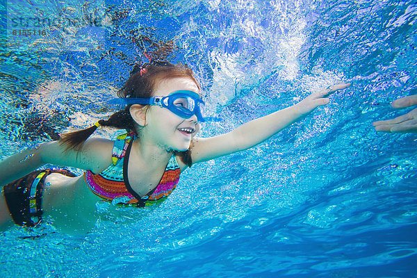 Unterwasseraufnahme  schwimmen  schießen  Mädchen