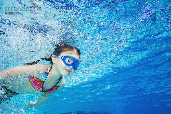 Unterwasseraufnahme  schwimmen  schießen  Mädchen